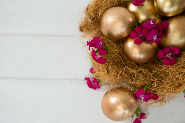 Zlaté velikonoční vejce v hnízdě — Stock fotografie