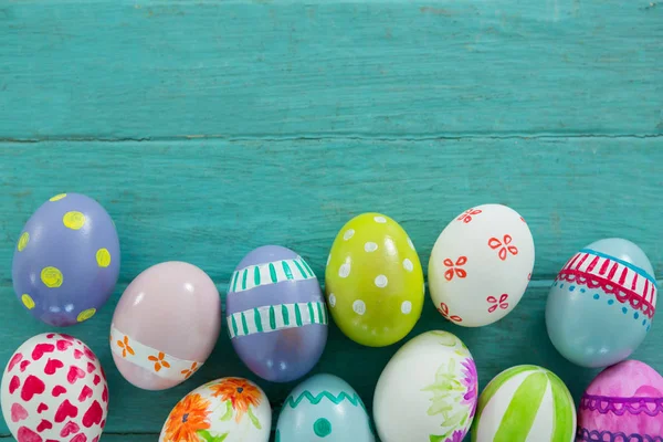 Uova di Pasqua dipinte su superficie di legno — Foto Stock