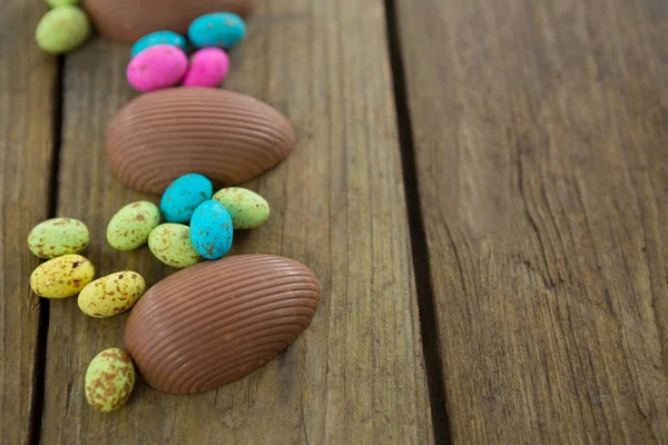 Œufs de Pâques en chocolat sur planche de bois — Photo