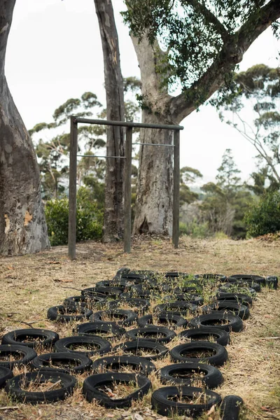 Neumáticos colocados en fila en el suelo para la carrera de entrenamiento de obstáculos —  Fotos de Stock