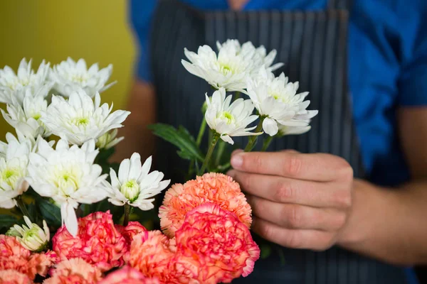 Blumenhändler mit Blumen im Blumenladen — Stockfoto