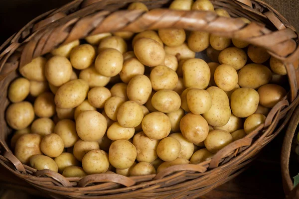 Nahaufnahme von Kartoffeln im Weidenkorb — Stockfoto