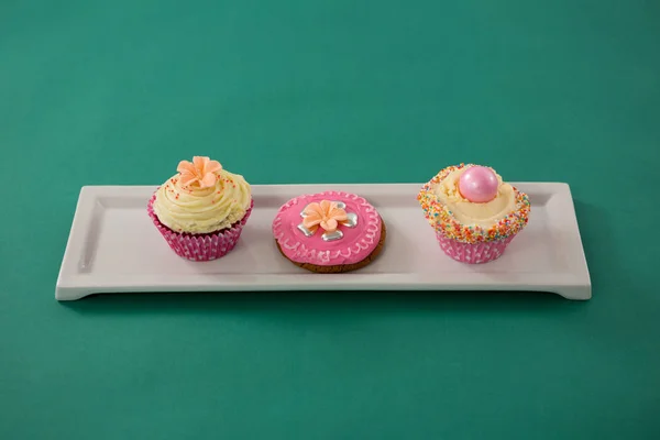 Close-up of delicious cupcake in tray — Stock Photo, Image