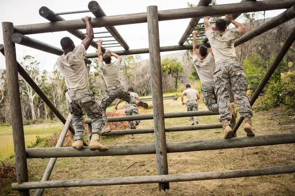 Soldats grimpant des barres de singe — Photo