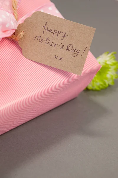 Close-up de caixa de presente com cartão de dia de mães felizes — Fotografia de Stock