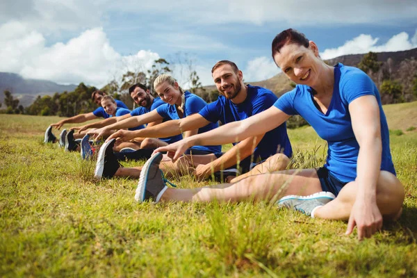 Apto para personas que hacen ejercicio en el campo de entrenamiento —  Fotos de Stock