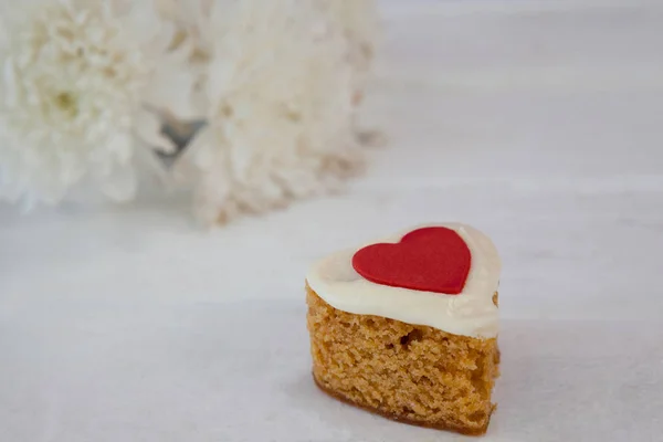 Kalp şekli Paskalya zencefilli kurabiye beyaz masada — Stok fotoğraf