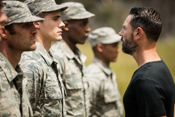 Trainer giving training to military soldier — Stock Photo, Image