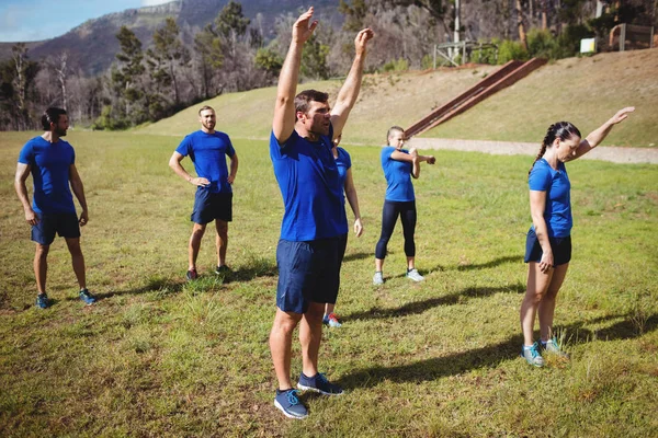 Apto para personas que hacen ejercicio en el campo de entrenamiento — Foto de Stock