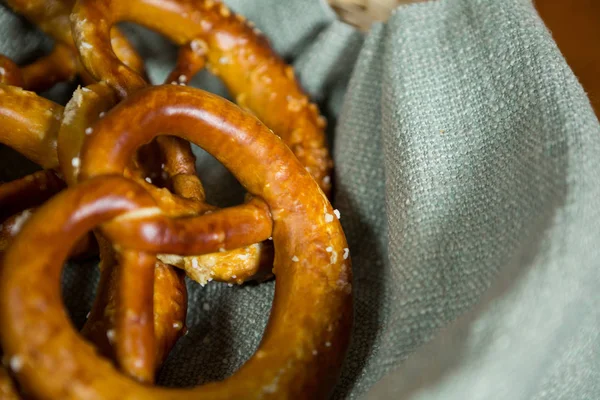 Close-up de pães pretzel em cesta de vime no balcão — Fotografia de Stock