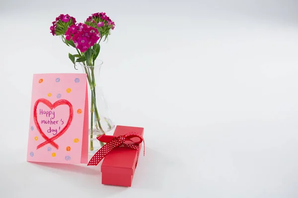 Feliz día de las madres saludos con caja de regalo y florero —  Fotos de Stock