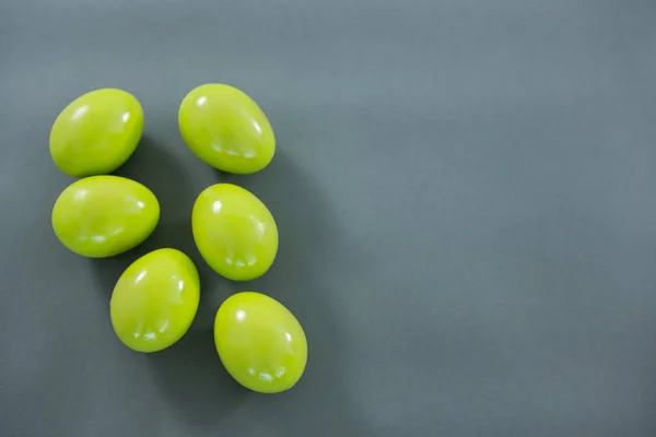 Зелені великодні яйця на сірому фоні — стокове фото
