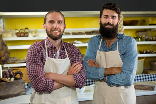 Retrato de sorrir dois homens de pé de braços cruzados — Fotografia de Stock