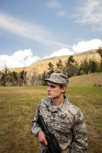 Militær soldat bevoktet med gevær. – stockfoto