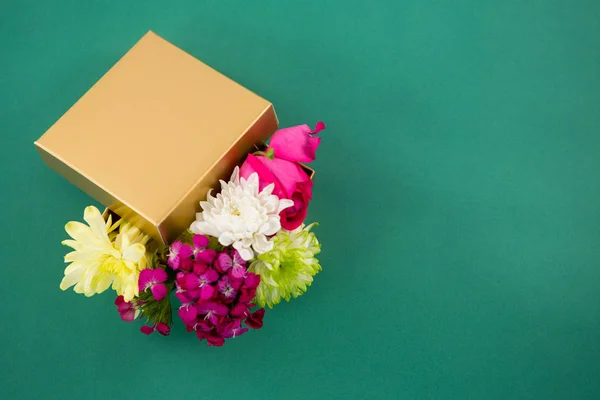礼品盒全花在绿色背景下的 — 图库照片