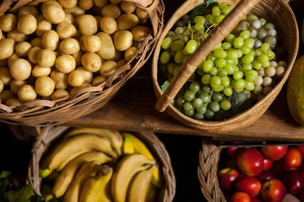 Várias frutas e legumes em cesta de vime na seção orgânica — Fotografia de Stock
