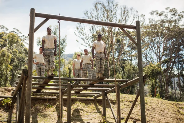 Soldados militares entrenando cuerda escalada — Foto de Stock