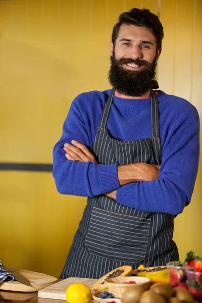 Portret van mannelijke personeel staan met handen gekruist op de biologische sectie — Stockfoto