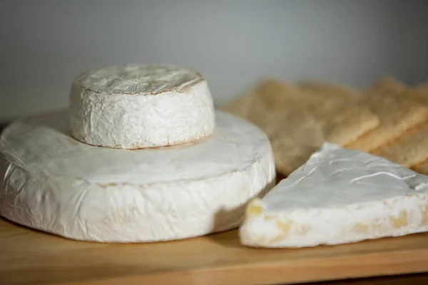 Close-up de queijo no balcão — Fotografia de Stock