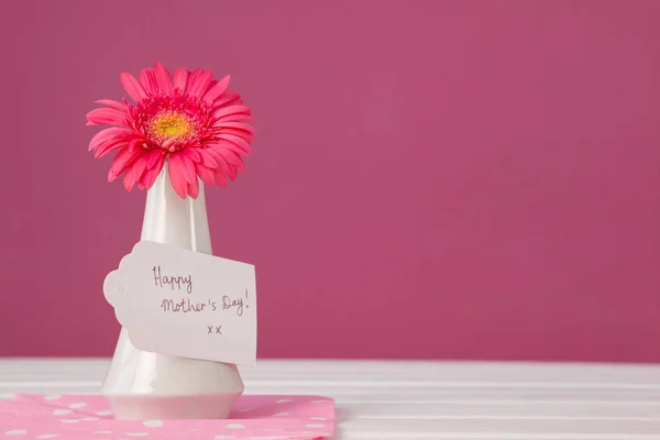 Cartão de dia de mães feliz em vaso de flores — Fotografia de Stock