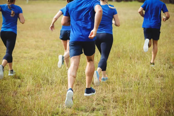 Adatta alle persone che corrono nel campo di addestramento — Foto Stock