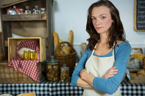 Portrait du personnel féminin debout avec les mains croisées — Photo