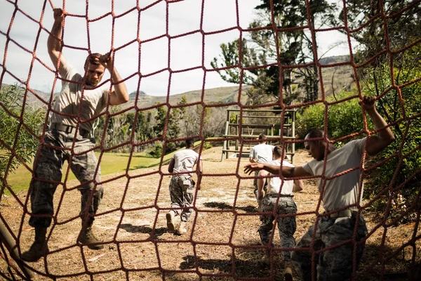 Солдати, які виконують тренувальні вправи в мережі — стокове фото