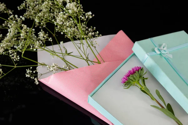 Geöffnete Geschenkschachtel mit einer Blume — Stockfoto