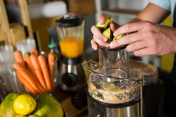 Asistente de tienda preparando jugo de aguacate — Foto de Stock