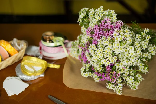Квіти на дерев'яній стільниці в квітковому магазині — стокове фото
