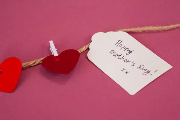 Dzień matki Happy-karta i czerwone serca wisi na lina — Zdjęcie stockowe