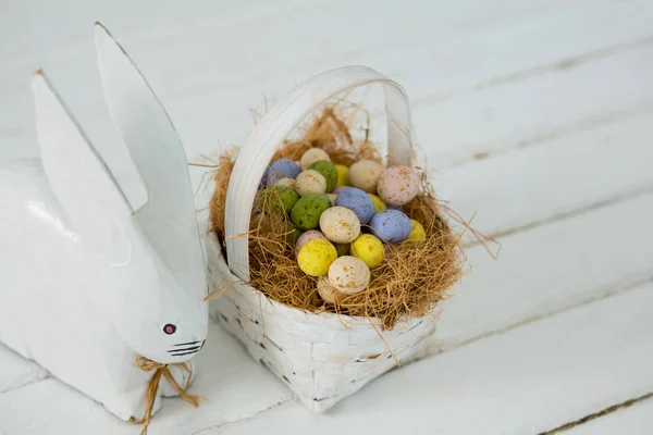 Cesta con huevos de Pascua y juguete Conejito de Pascua — Foto de Stock