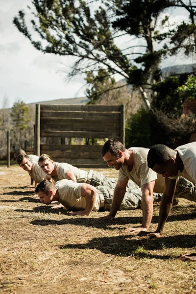 Soldats effectuant un exercice de poussée — Photo