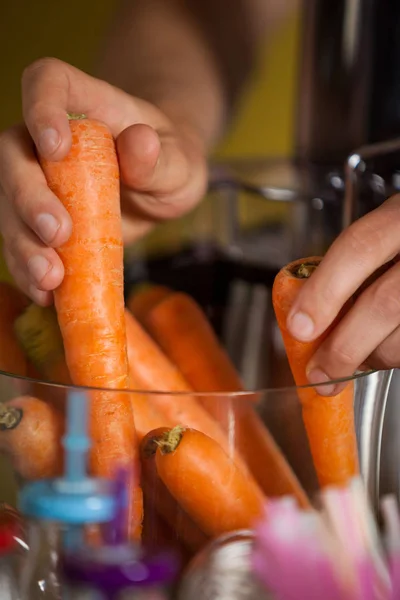 Händerna på manliga personalen förbereder en juice — Stockfoto