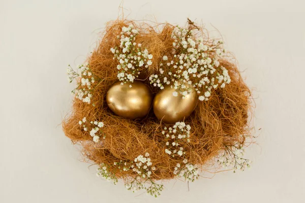 Huevos de Pascua dorados en nido —  Fotos de Stock