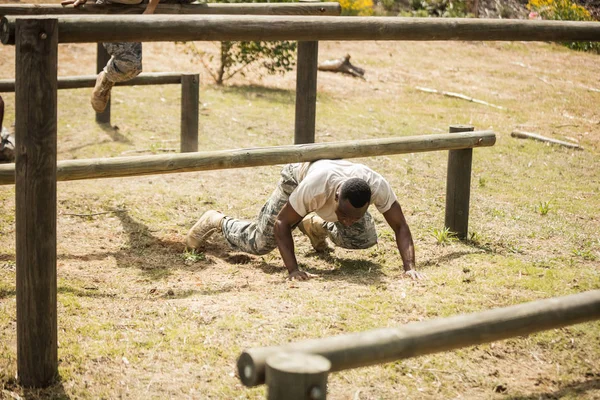 Soldados militares entrenando en pista de fitness — Foto de Stock