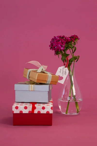 Zásobník dárkových krabic a květiny váza — Stock fotografie