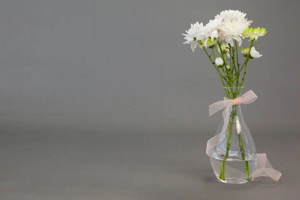 Virág váza kötött szalaggal — Stock Fotó