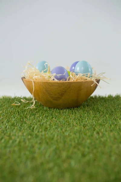 碗里的七彩复活节彩蛋。 — 图库照片