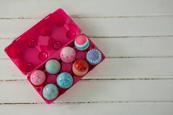 Многоцветные пасхальные яйца в розовой коробке — стоковое фото