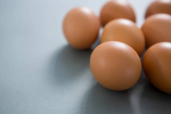 Ovos castanhos sobre fundo cinzento — Fotografia de Stock