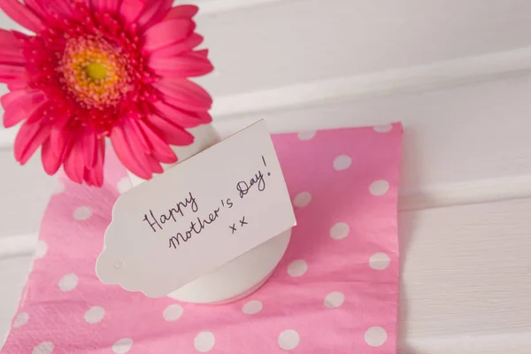 Close-up de mães felizes cartão de dia no vaso de flores — Fotografia de Stock
