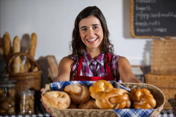 Retrato do pessoal feminino segurando cesta de alimentos doces — Fotografia de Stock