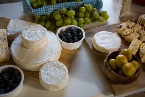 Vários tipos de queijo no balcão — Fotografia de Stock