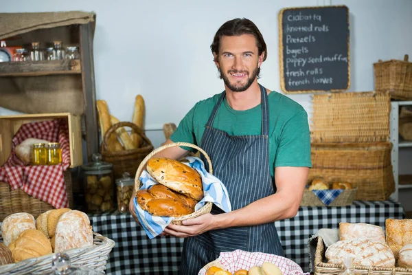 Retrato do pessoal masculino segurando uma cesta de pão — Fotografia de Stock