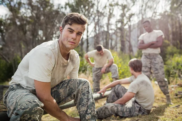 Солдат зав'язує шнурки в таборі для завантаження — стокове фото