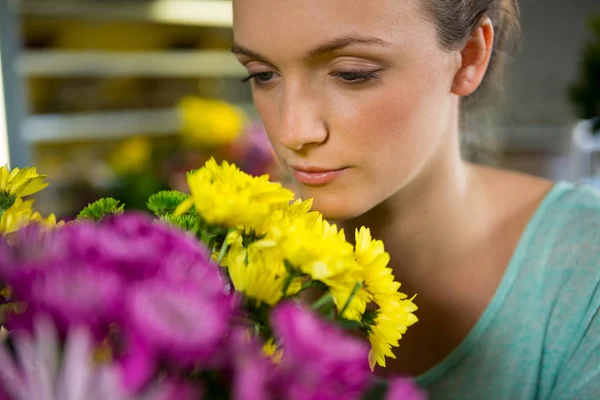 Kobieta, pachnący bukiet kwiatów — Zdjęcie stockowe