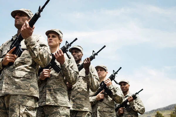 Groupe de militaires debout avec des fusils — Photo