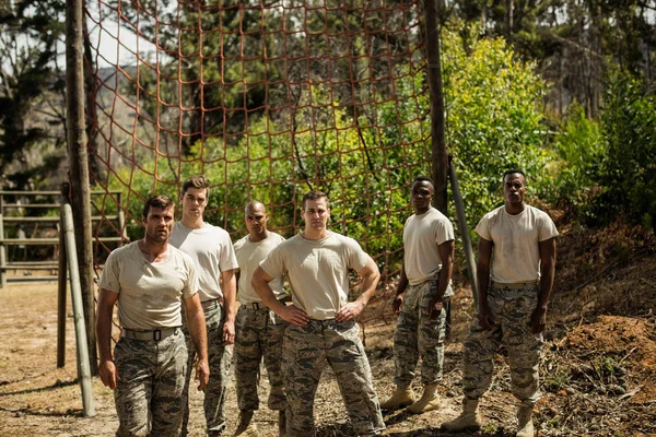 Militärangehörige stehen vor Fitnesstest — Stockfoto