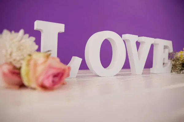 Çiçekler aşk masaya şekillendirme alfabe ile — Stok fotoğraf